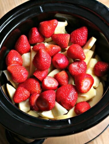 apples and strawberries in round crockpot