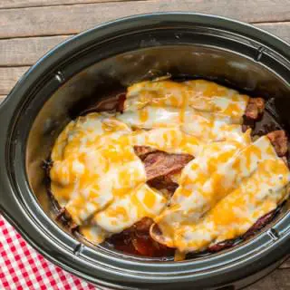 chuletas de cerdo con queso y bacon por encima.