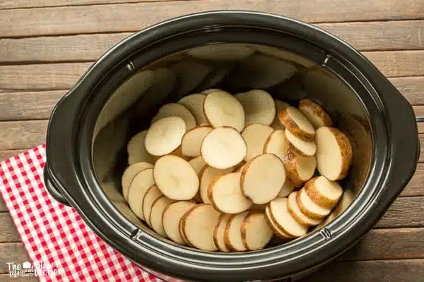 Patatas en rodajas en la olla lenta.