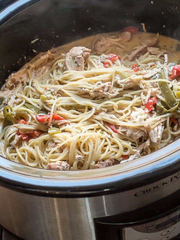 spaghetti with chicken and bell peppers in slow cooker