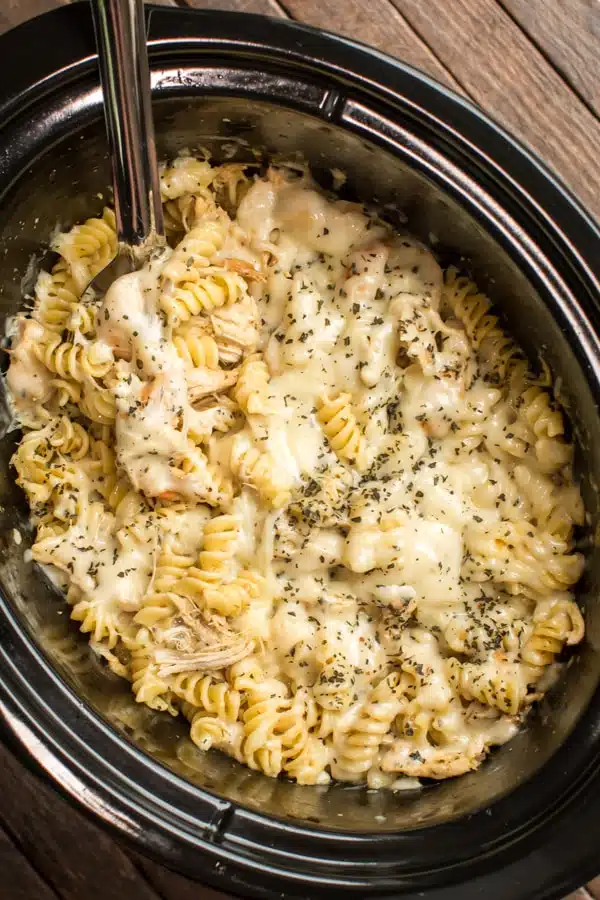 Slow Cooker Pesto Mozzarella Chicken Pasta