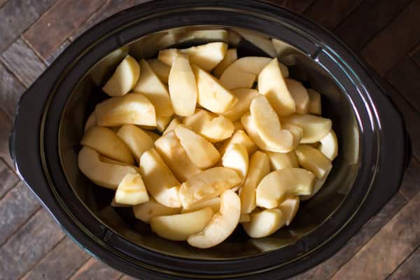 sliced apples in a slow cooker