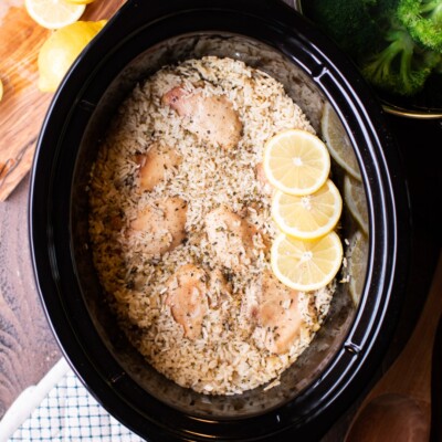 rice and chicken in slow cooker with lemon slices
