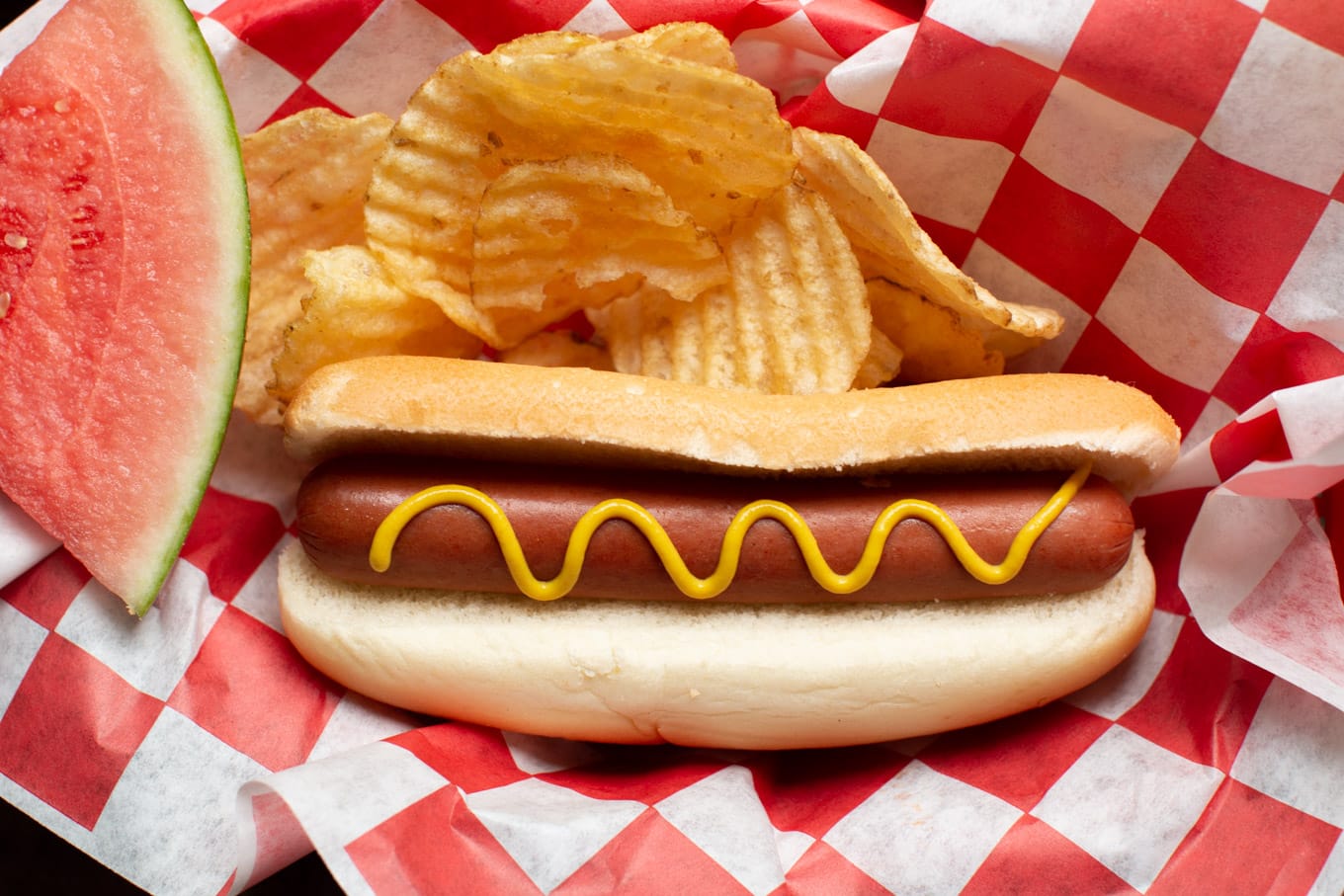A hot dog on a bun