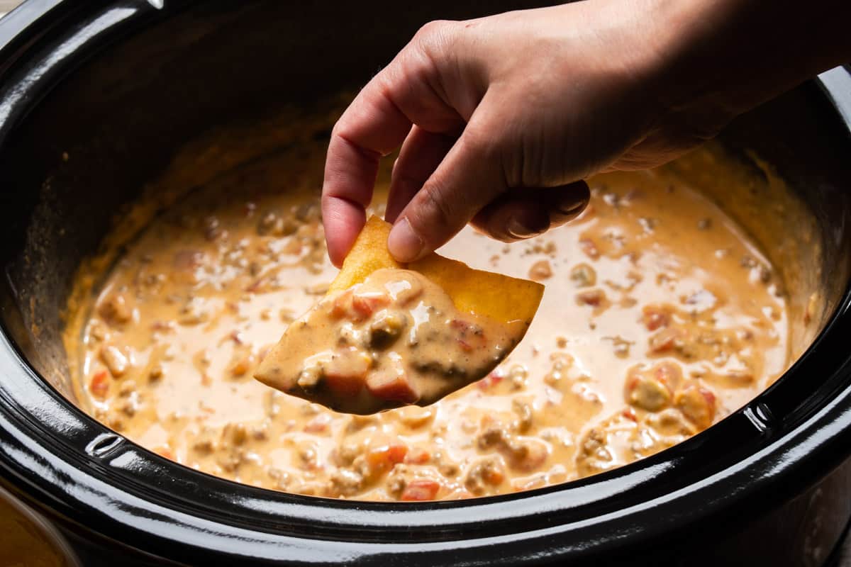 Easy Crockpot Velveeta Rotel Cheese Dip