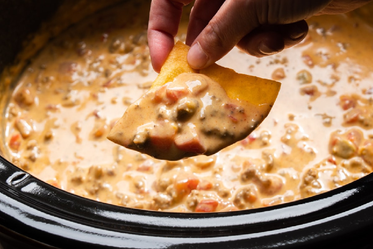 Easy Crockpot Velveeta Rotel Cheese Dip