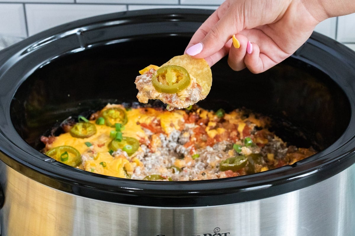 Crockpot Double Dipper.mp4, slow cooker, Why have one dip when you can  have TWO!? Spice it up with two classic dips featuring our Crockpot Double  Dipper Slow Cooker.