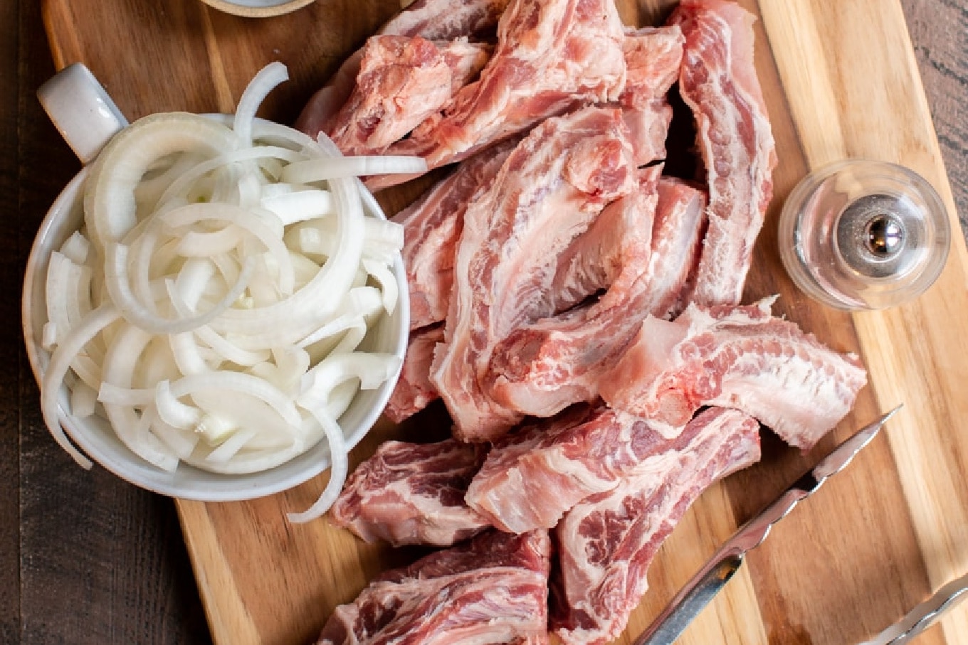 ribs and onions on cutting board