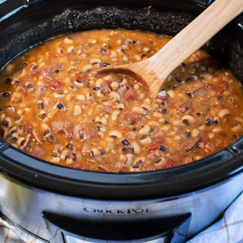 side view of black eyed peas in slow cooker