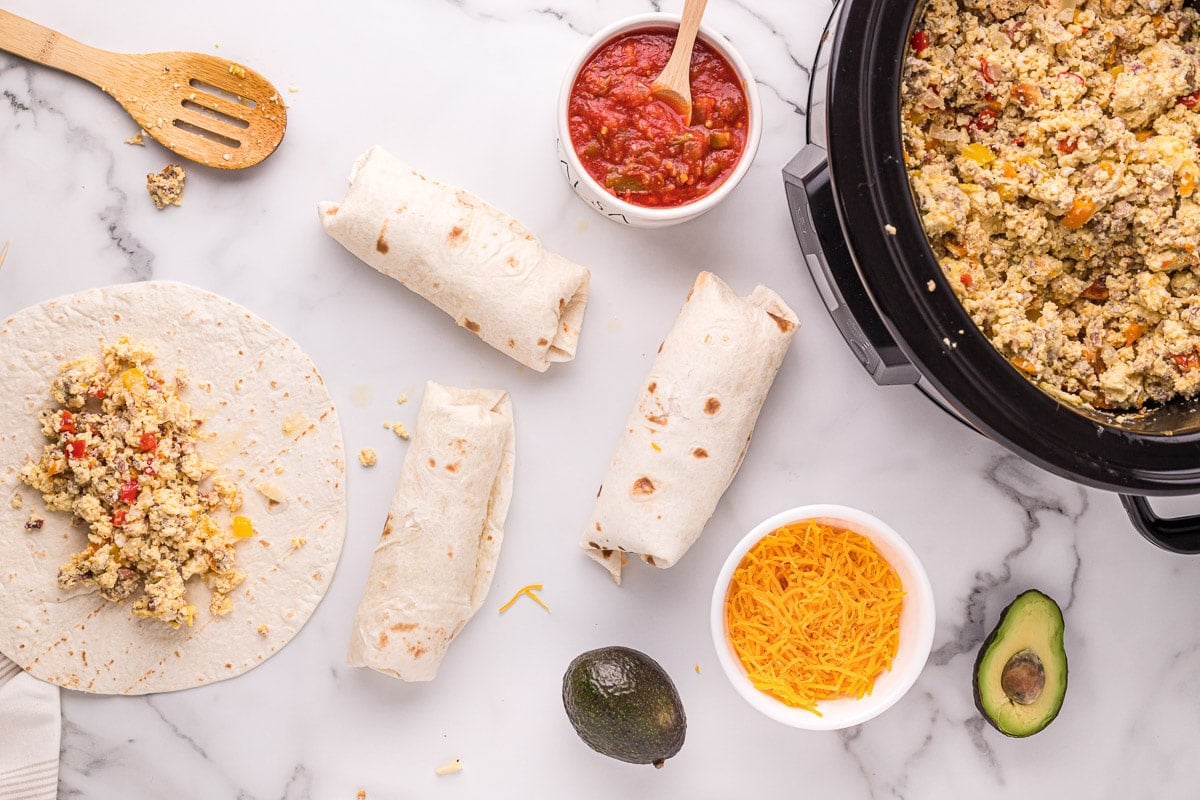 how to assemble breakfast burritos with tortillas and filling