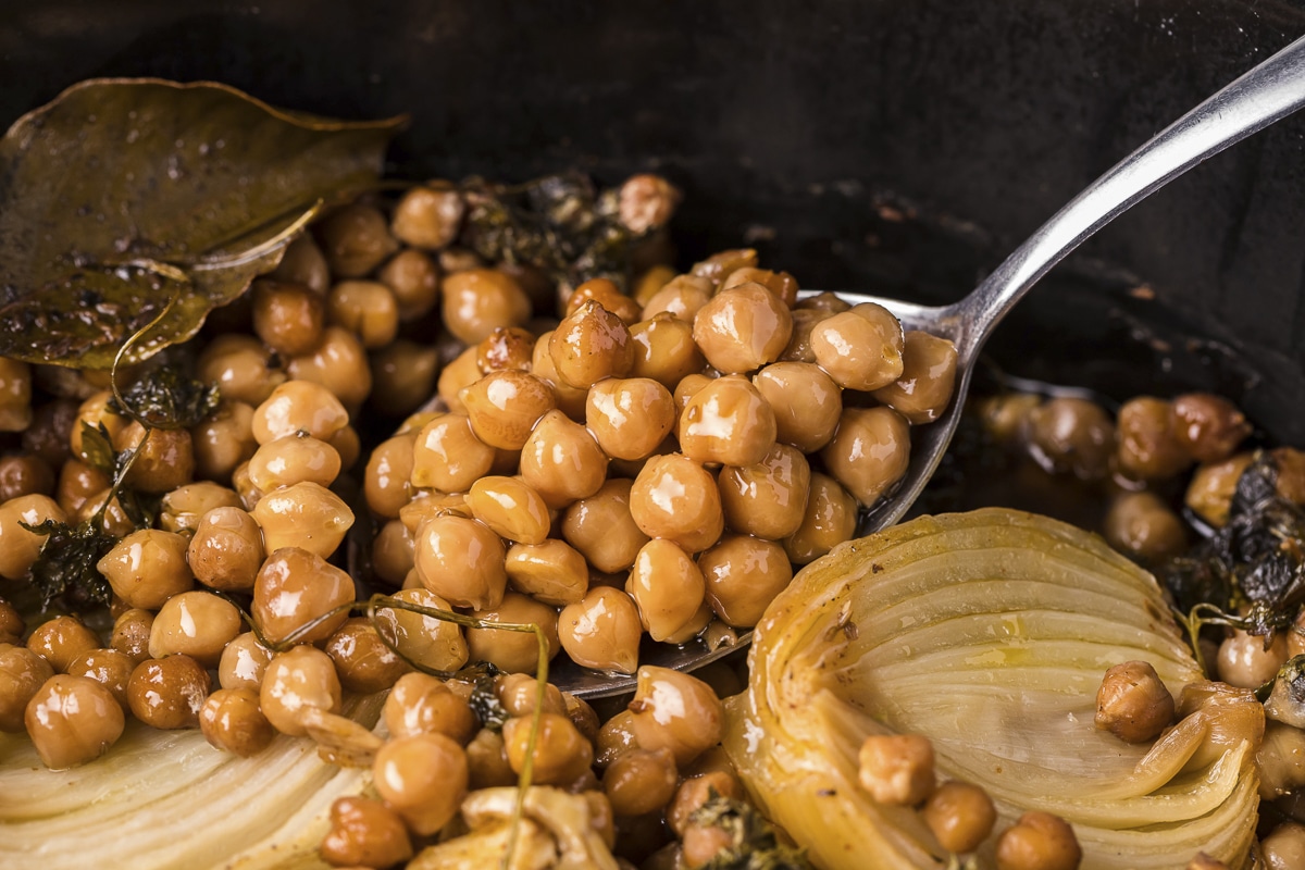 spoon of chickpeas in slow cooker.