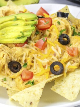 close up of queso chicken nachos.