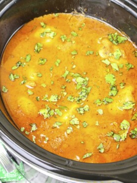 overhead shot of cooked thai peanut chicken.