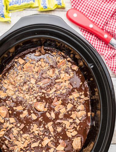 butterfinger cake in slow cooker with hot fudge topping.