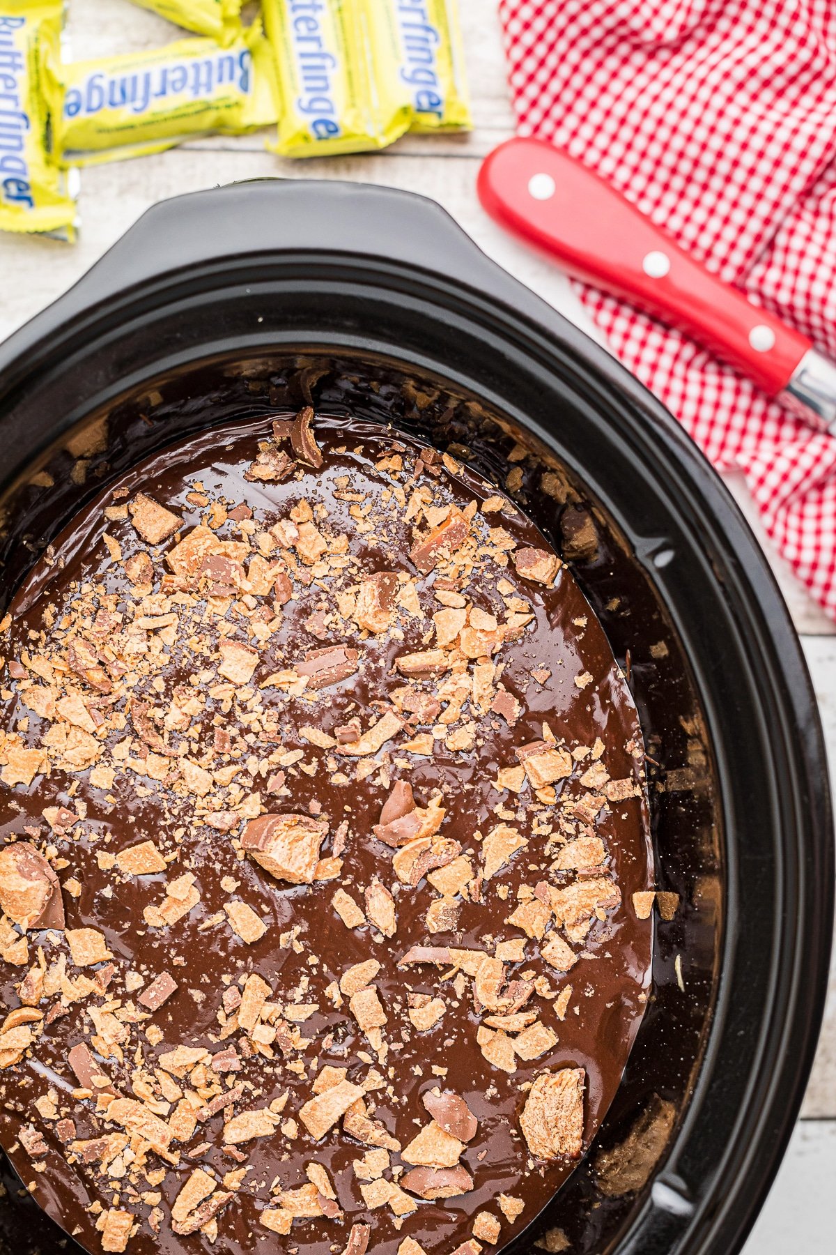butterfinger cake in slow cooker with hot fudge topping.