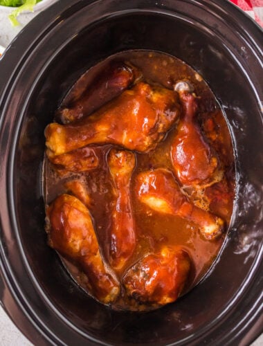 cooked bbq drumsticks in a crockpot.