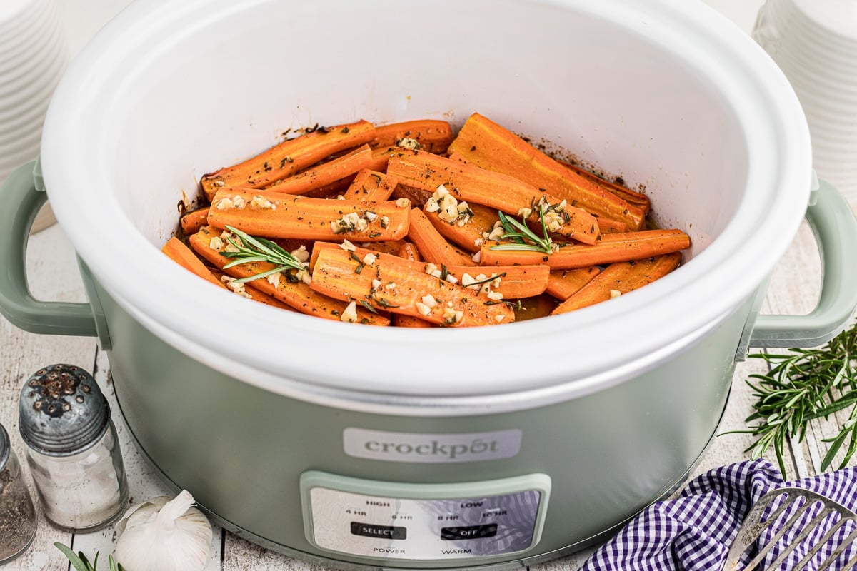 https://www.themagicalslowcooker.com/wp-content/uploads/2022/11/honey-garlic-carrots-3-of-5.jpg