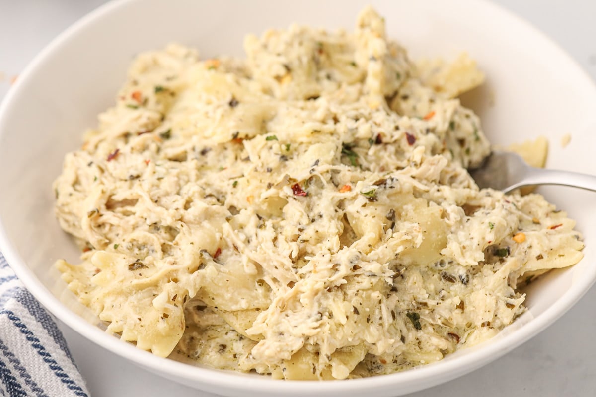 Slow Cooker Creamy Pesto Chicken Pasta