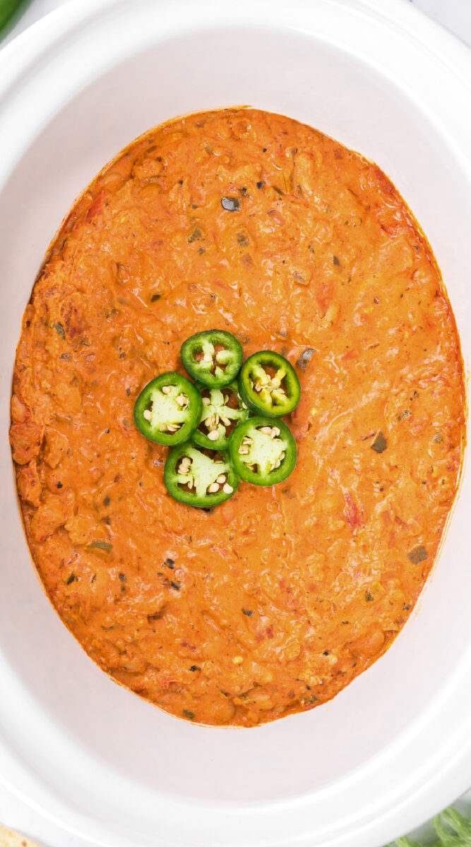 long image of jalapeno popper chili with jalapenos on top.