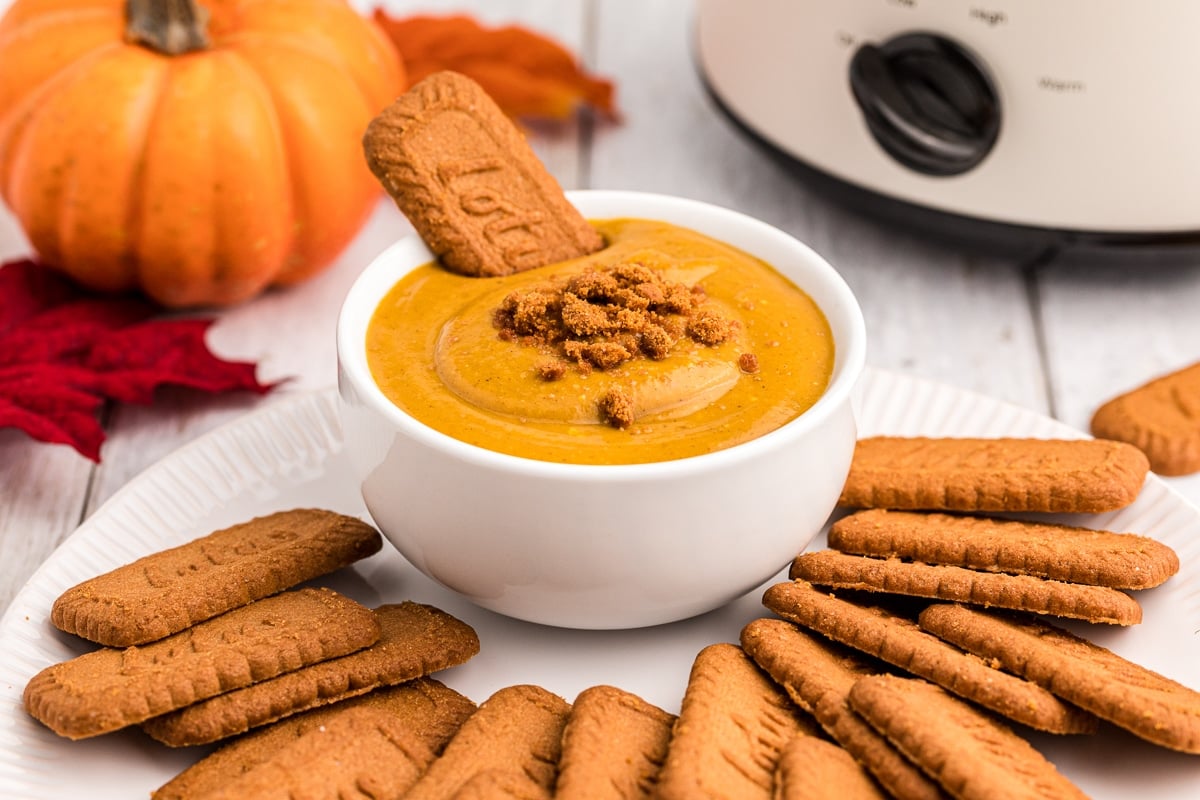 bowl of pumpkin pie dip with cookies around it.