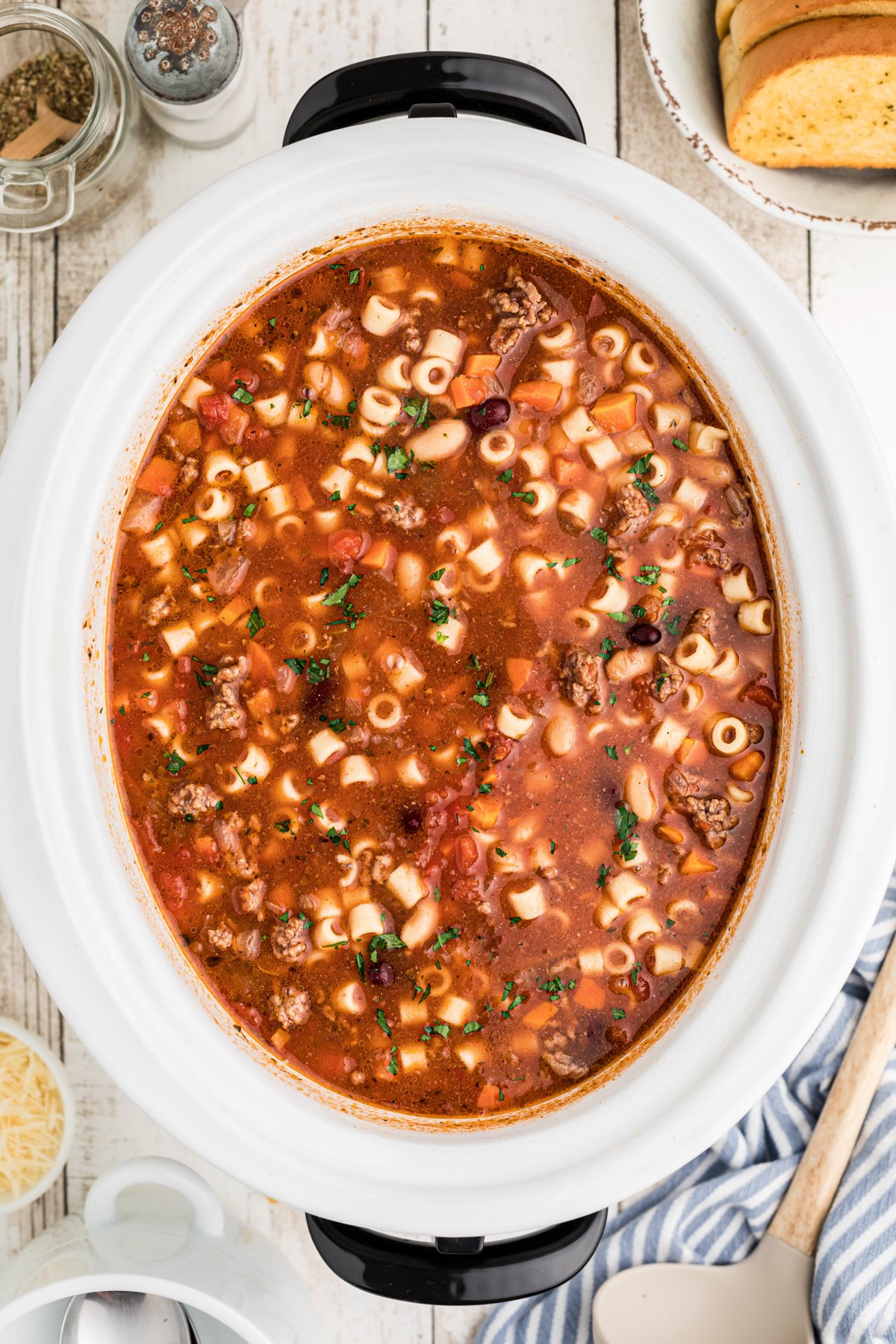 Pasta fagoli soup in a slow cooker.