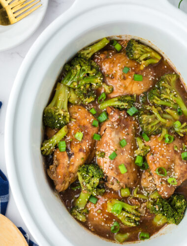 Chicken thighs and broccoli in a slow cooker.