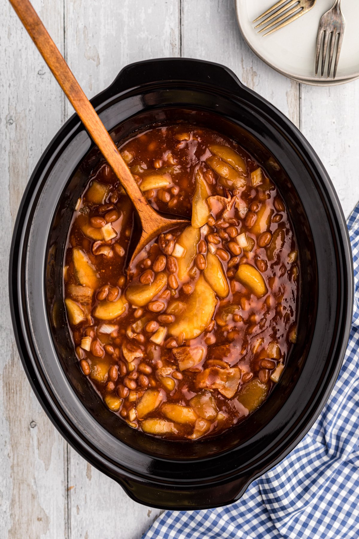 Cooked apple pie baked beans in a slow cooker.