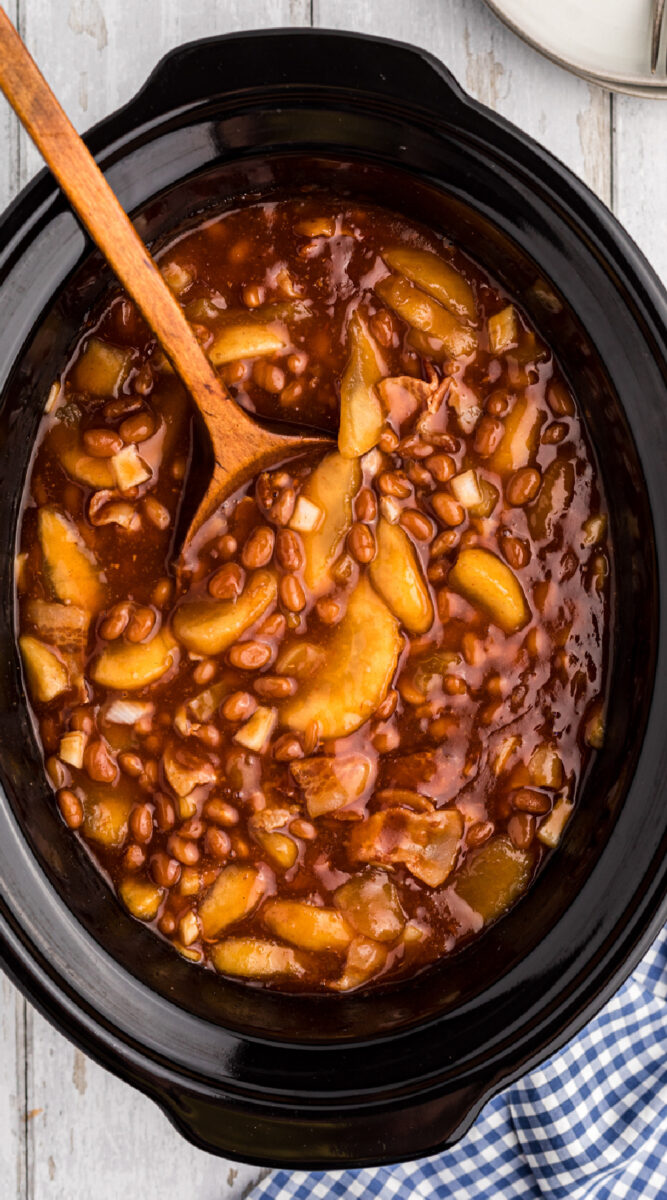 Long image of apple pie baked beans for pinterest.