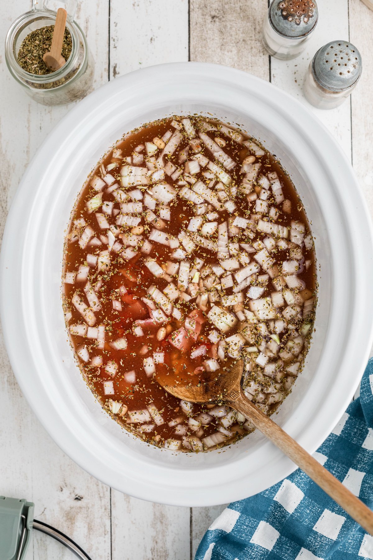 black eyed peas in a slow cooker, ready to cook.