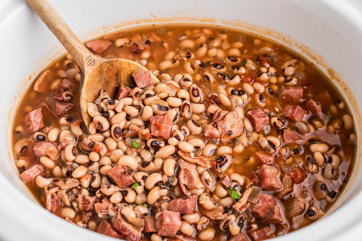 https://www.themagicalslowcooker.com/wp-content/uploads/2023/10/black-eyed-pea-recipe-9.jpg