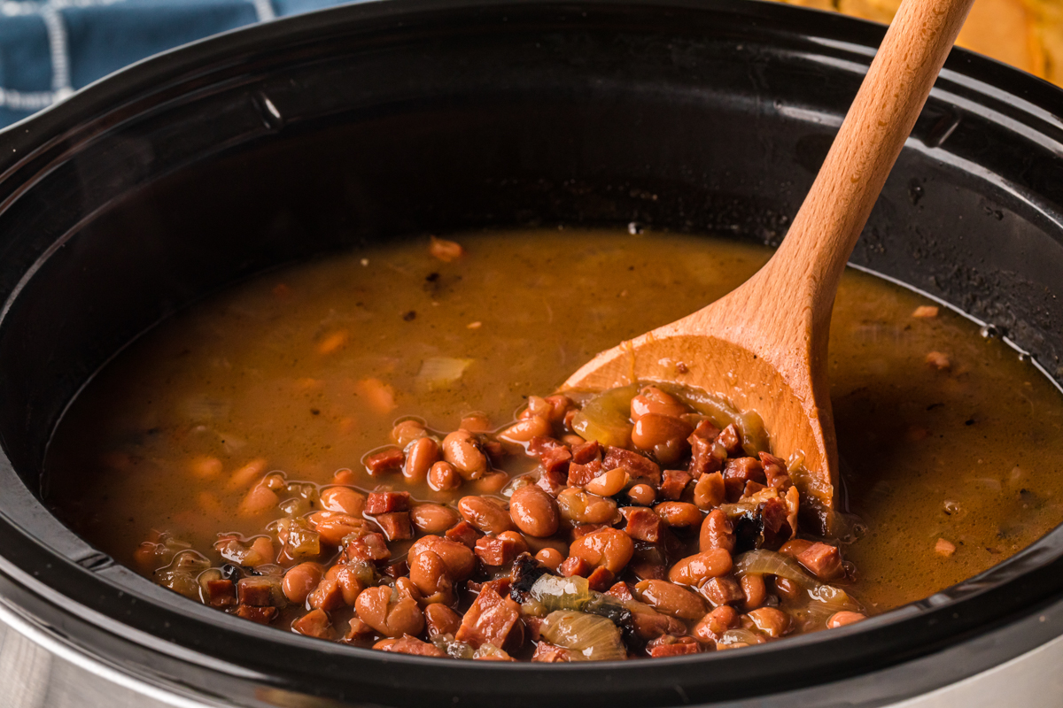 Pinto beans in a black crockpot.