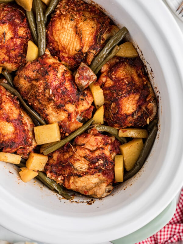Slow cooker full chicken dinner in a crockpot.