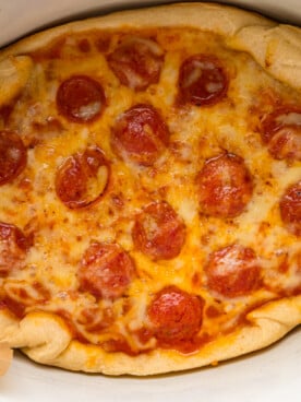 Pizza with cheese and pepperoni in a slow cooker.