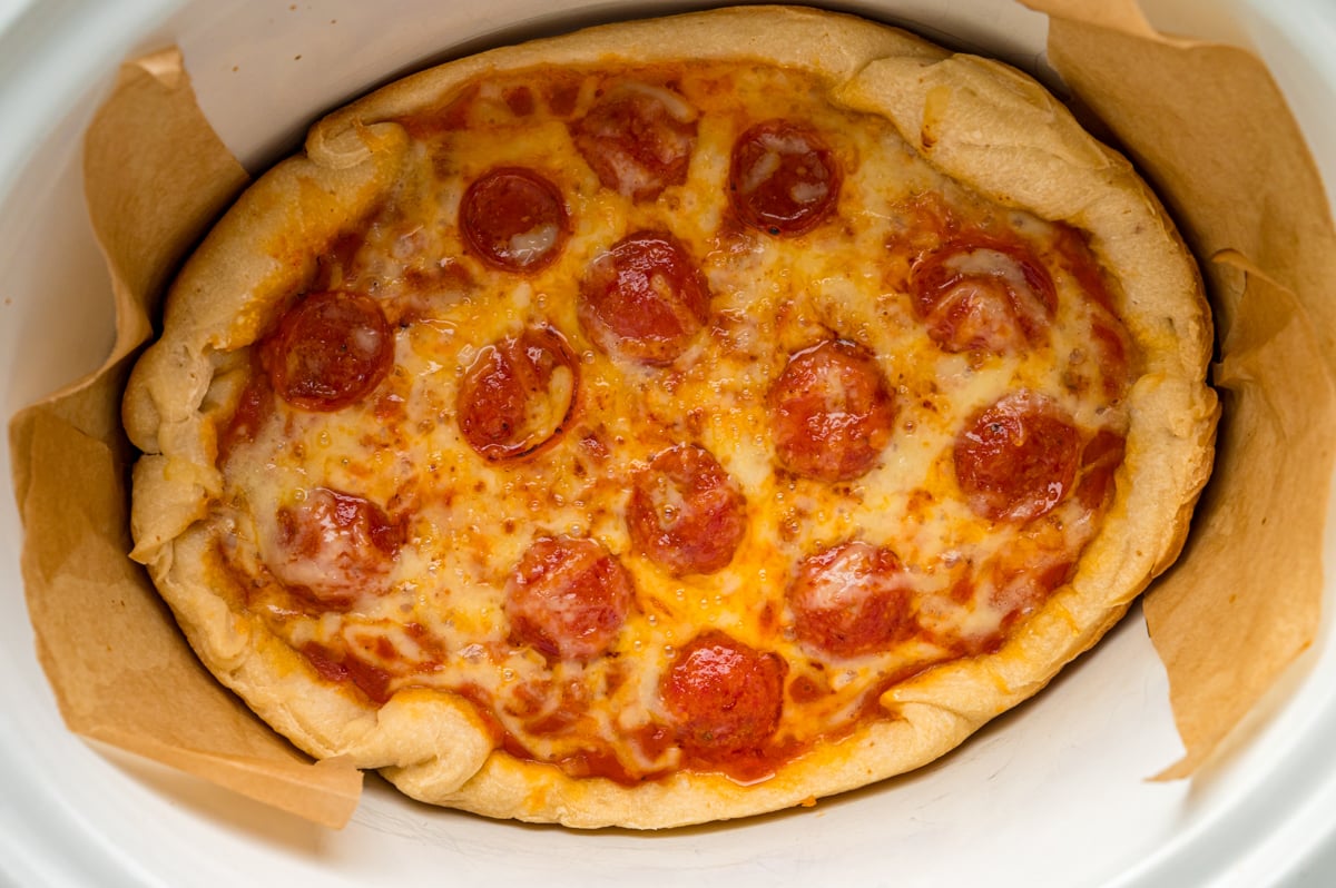 Pizza with cheese and pepperoni in a slow cooker.