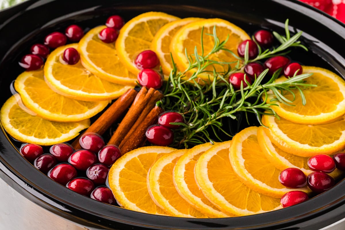 Christmas potpourri in a crockpot.